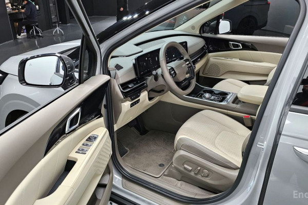 2025 Kia Carnival с пробегом 10 957 км