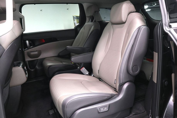 2024 Kia Carnival с пробегом 18 000 км