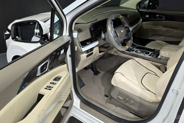 2025 Kia Carnival с пробегом 4 км