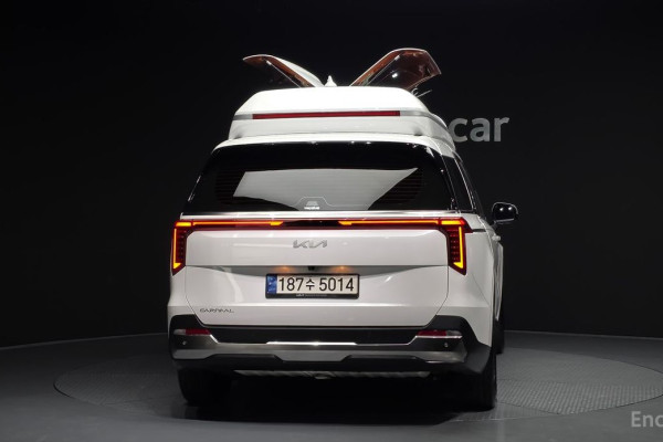 2023 Kia Carnival с пробегом 24 018 км