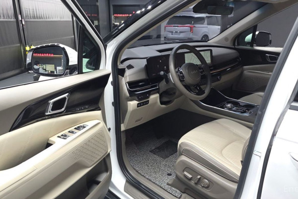 2023 Kia Carnival с пробегом 24 018 км