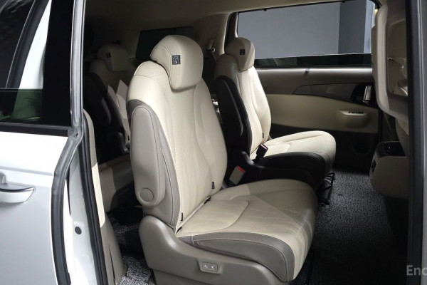 2023 Kia Carnival с пробегом 24 018 км