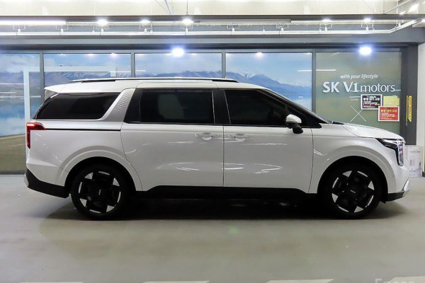 2024 Kia Carnival с пробегом 11 000 км