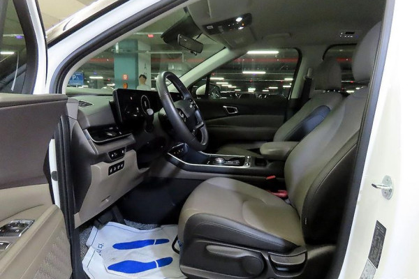 2024 Kia Carnival с пробегом 11 000 км