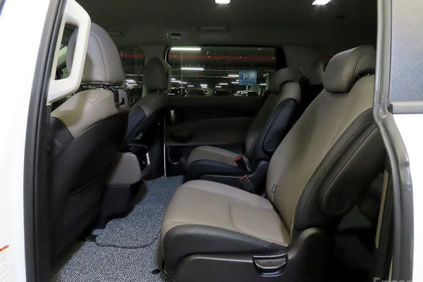 2024 Kia Carnival с пробегом 11 000 км