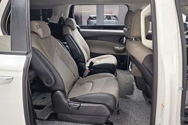 2025 Kia Carnival с пробегом 18 590 км