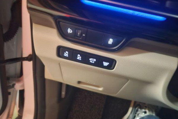 2024 Kia Carnival с пробегом 8 700 км