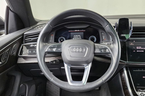 2022 Audi Q8 с пробегом 67 318 км