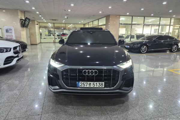 2021 Audi Q8 с пробегом 105 189 км