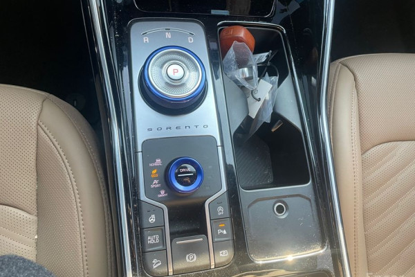 2025 Kia Sorento с пробегом 13 601 км