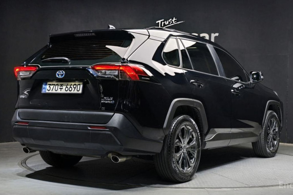 2023 Toyota RAV4 с пробегом 31 351 км