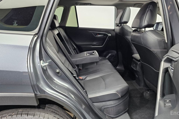 2023 Toyota RAV4 с пробегом 44 450 км