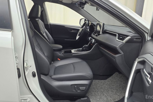 2023 Toyota RAV4 с пробегом 23 732 км