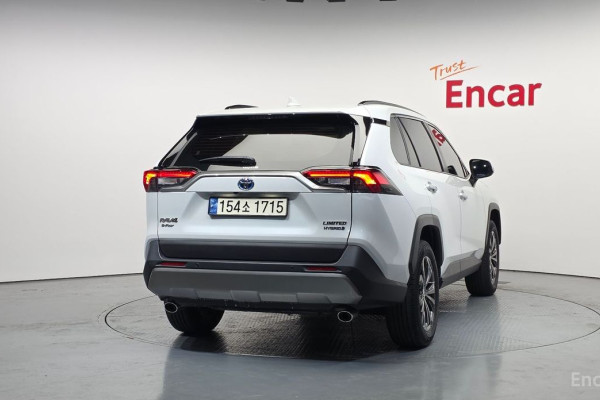 2023 Toyota RAV4 с пробегом 17 500 км