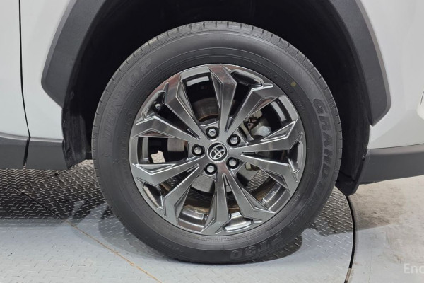 2023 Toyota RAV4 с пробегом 17 500 км