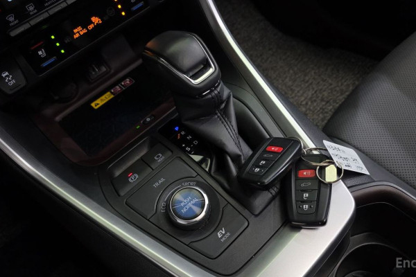 2023 Toyota RAV4 с пробегом 17 500 км