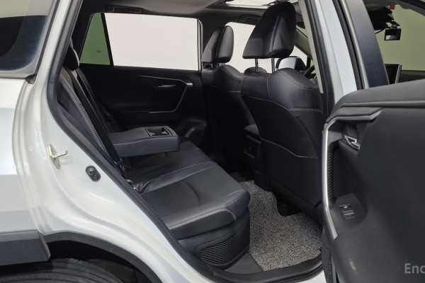 2023 Toyota RAV4 с пробегом 17 500 км