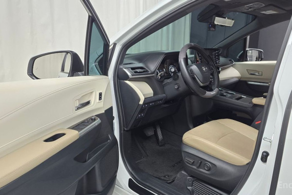 2023 Toyota Sienna с пробегом 12 363 км
