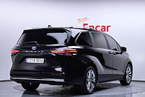 2023 Toyota Sienna с пробегом 28 552 км