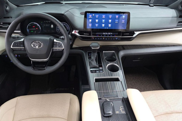 2023 Toyota Sienna с пробегом 49 807 км