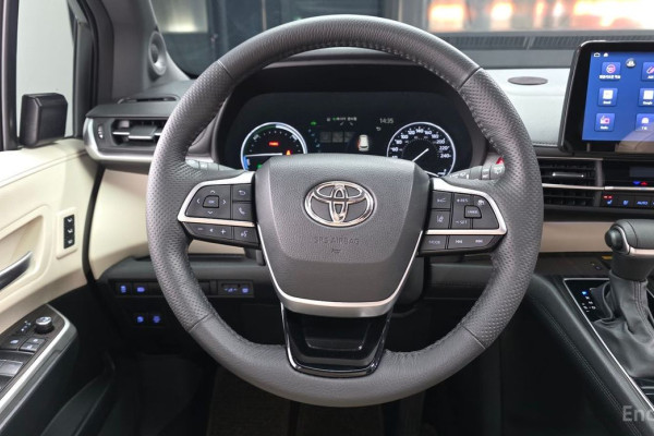 2023 Toyota Sienna с пробегом 49 807 км