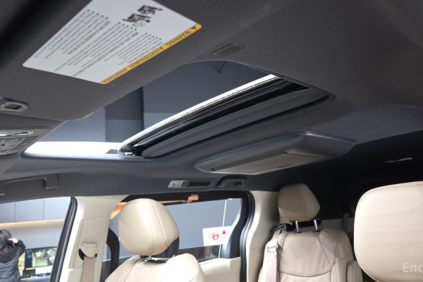 2023 Toyota Sienna с пробегом 49 807 км