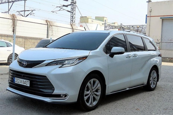 2023 Toyota Sienna с пробегом 17 857 км