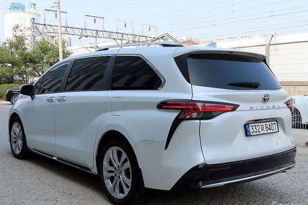 2023 Toyota Sienna с пробегом 17 857 км