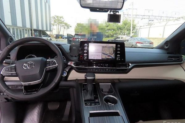 2023 Toyota Sienna с пробегом 17 857 км