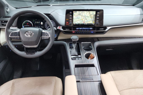 2023 Toyota Sienna с пробегом 49 958 км