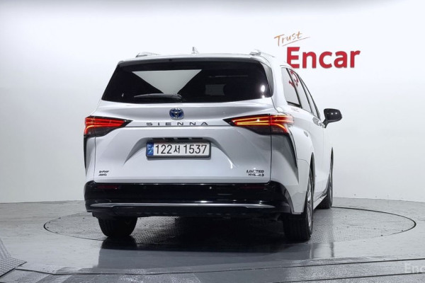 2023 Toyota Sienna с пробегом 50 454 км