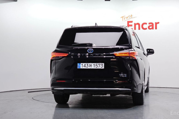 2023 Toyota Sienna с пробегом 72 609 км