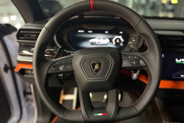 2025 Lamborghini Urus с пробегом 76 км