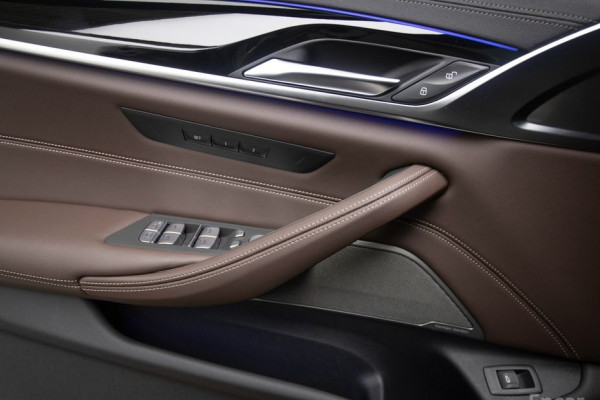 2022 BMW 5 серии с пробегом 43 822 км