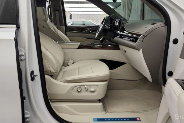 2023 Cadillac Escalade с пробегом 13 762 км