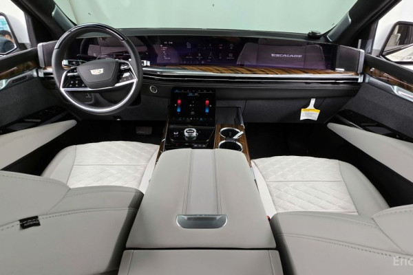 2025 Cadillac Escalade с пробегом 3 995 км