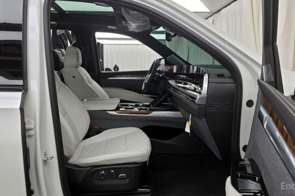 2025 Cadillac Escalade с пробегом 3 995 км