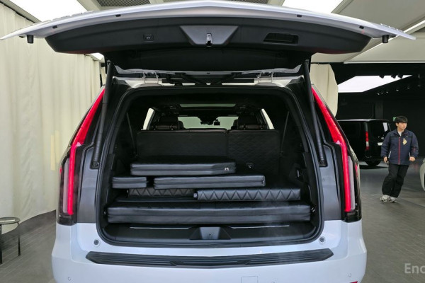 2023 Cadillac Escalade с пробегом 33 678 км