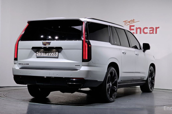 2025 Cadillac Escalade с пробегом 5 888 км