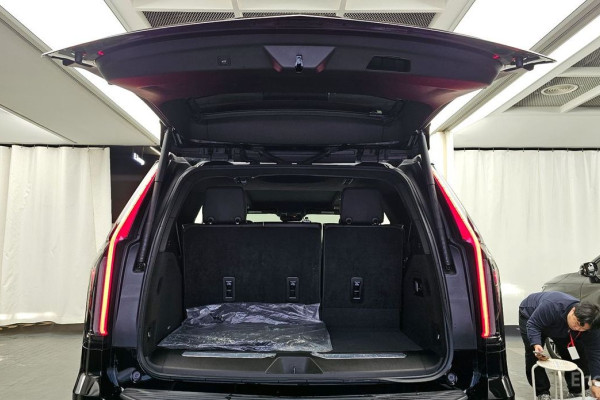 2023 Cadillac Escalade с пробегом 77 359 км