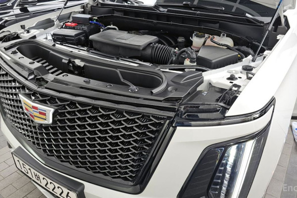 2025 Cadillac Escalade с пробегом 5 888 км