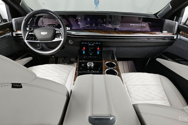 2025 Cadillac Escalade с пробегом 5 888 км