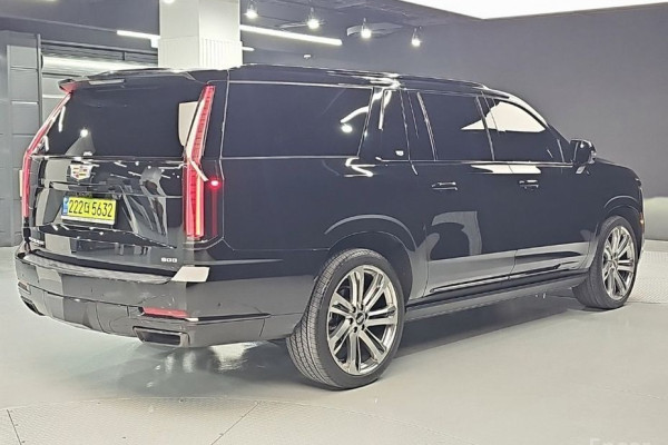 2025 Cadillac Escalade с пробегом 18 777 км