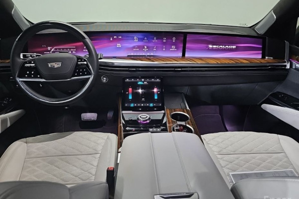 2025 Cadillac Escalade с пробегом 18 777 км