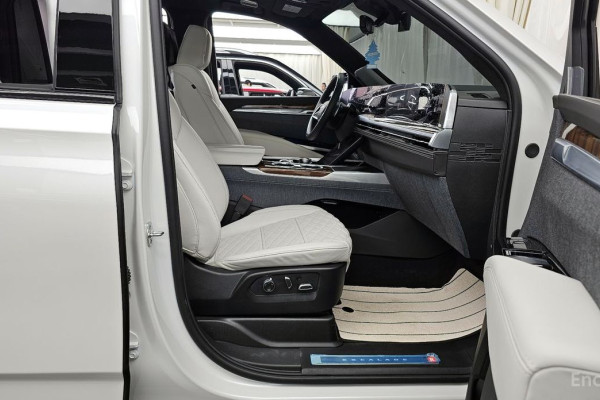 2025 Cadillac Escalade с пробегом 5 888 км