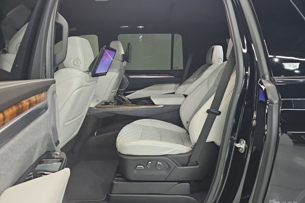 2025 Cadillac Escalade с пробегом 18 777 км