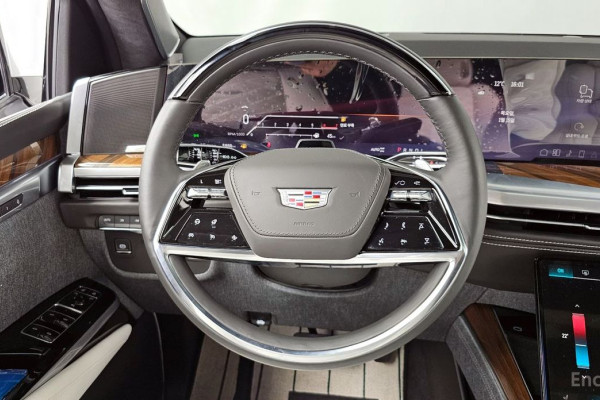 2025 Cadillac Escalade с пробегом 5 888 км