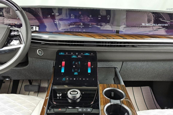 2025 Cadillac Escalade с пробегом 5 888 км