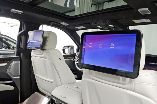 2025 Cadillac Escalade с пробегом 5 888 км