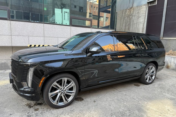 2025 Cadillac Escalade с пробегом 2 400 км